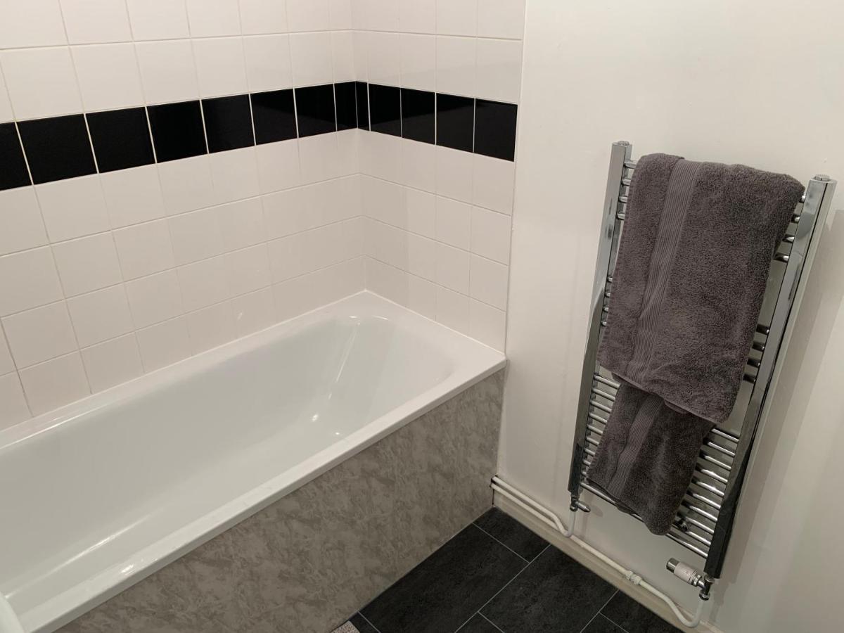 Modern Cosy Warm With Free Parking Apartment