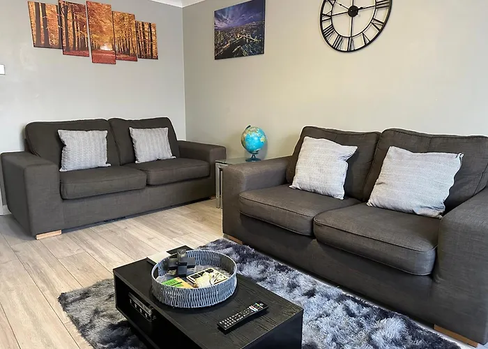 Modern Cosy Warm Home With Free Parking